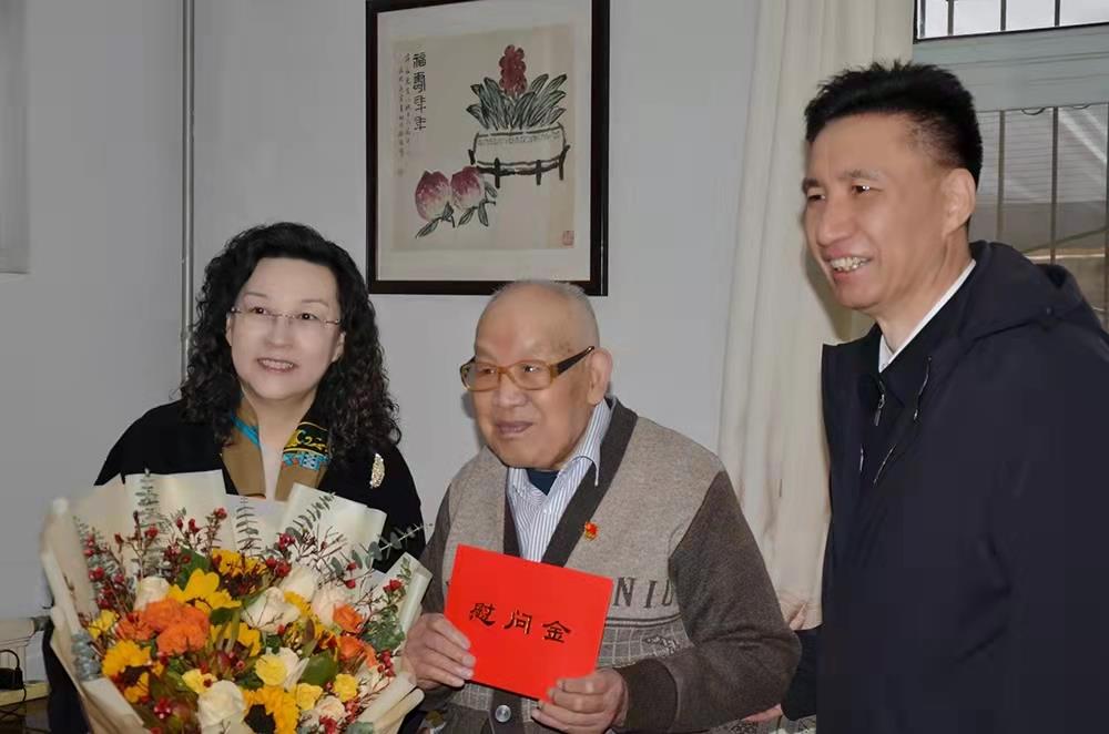 濟南產(chǎn)發(fā)集團黨委副書記、總經(jīng)理黃蓓走訪慰問離休老干部、老黨員